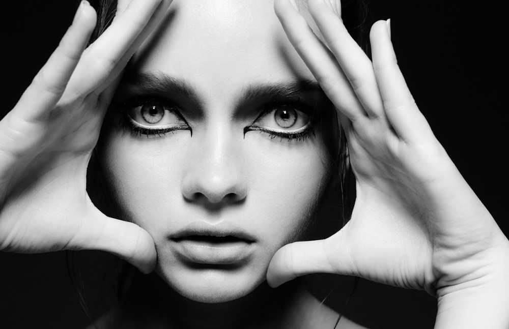 ￼Mac Acrylic Paint Liner Black Mascara