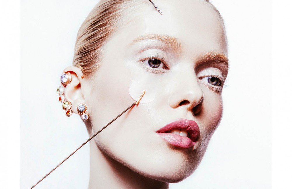 Earrings / Jane Kønig Eyeshadow / Hiro Cosmetics Concealer / Nude by Nature Eyebrows / und Gretel Rouge / Nude by Nature Lipgloss / und Gretel Skincare / Pot of Gold